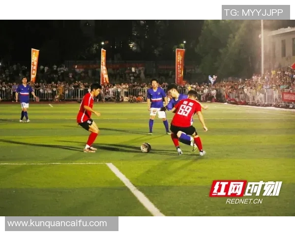 足球球星在赛场鼓掌庆祝瞬间展现激情与团队精神的完美融合